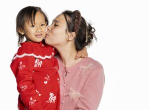 Lucy 在 St. Jude 接受腦癌治療後返家—如今能走、能說，還能彈鋼琴